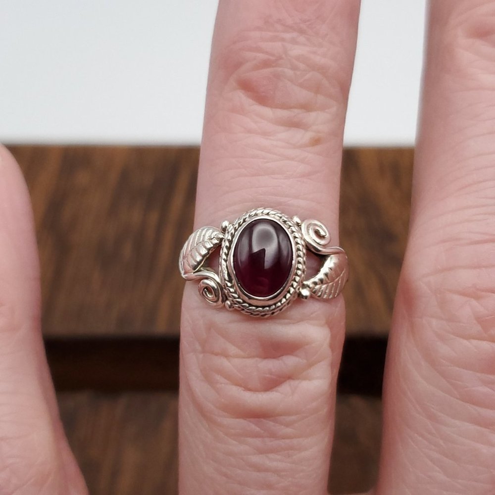 Size 5 925 Sterling Silver Nature Accent Garnet Stone Ring